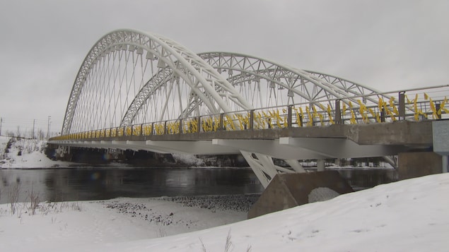 Des rubans jaunes attachés au pont commémoratif de Vimy à Ottawa pour rendre hommage aux soldats morts au combat. Des rubans jaunes attachés au pont commémoratif de Vimy à Ottawa pour rendre hommage aux soldats morts au combat.