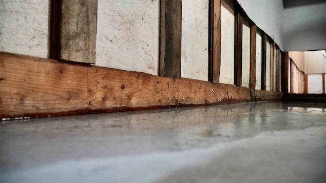 Un plancher avec de l'eau dessus.