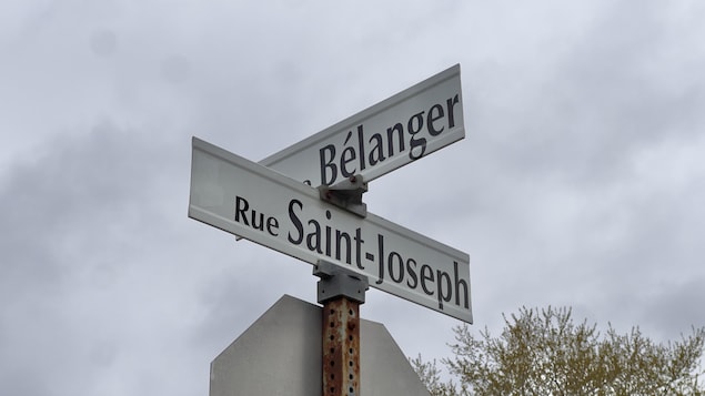 Des pancartes indiquant l'intersection des rues Bélanger et Saint-Joseph