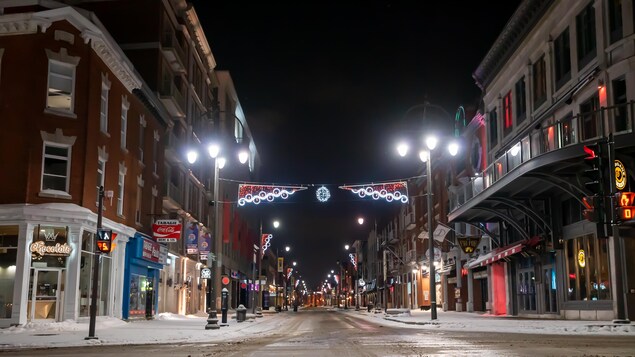 La rue des Forges déserte le soir.