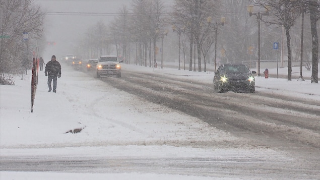Les rues sont enneigées à Baie-Comeau. Les rues sont enneigées à Baie-Comeau.