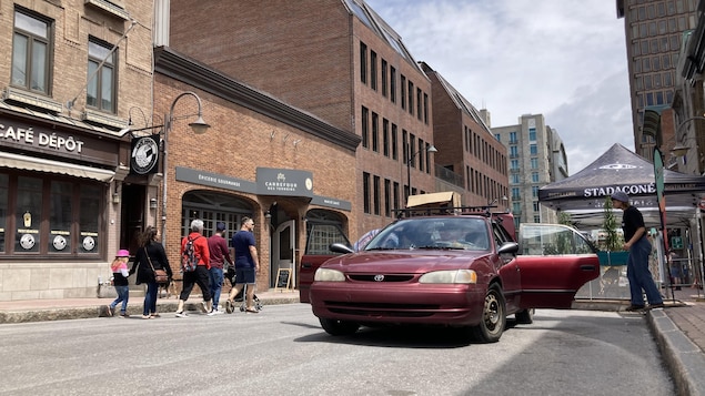 Des véhicules ne respectent pas les rues piétonnes à Québec