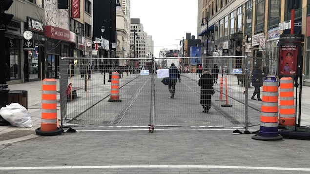 Une clôture interdisant l'accès aux voitures sur une portion de la rue Sainte-Catherine.
