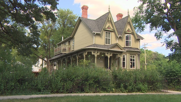 Une belle maison jaune à pignons.