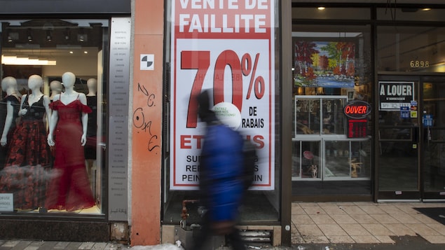 Un commerce annonce dans sa vitrine une vente de faillite.
