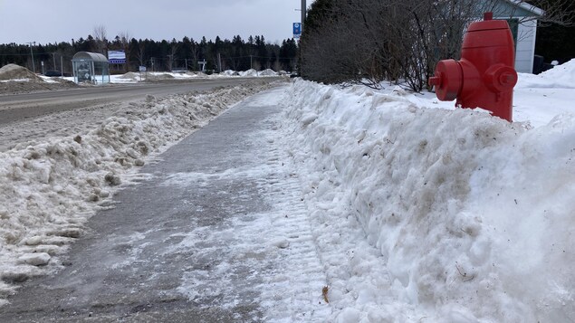 La glace sur plusieurs trottoirs et rues de Saguenay crée du mécontentement