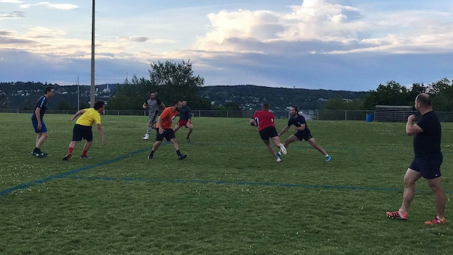 Des joueurs jouent au rugby.