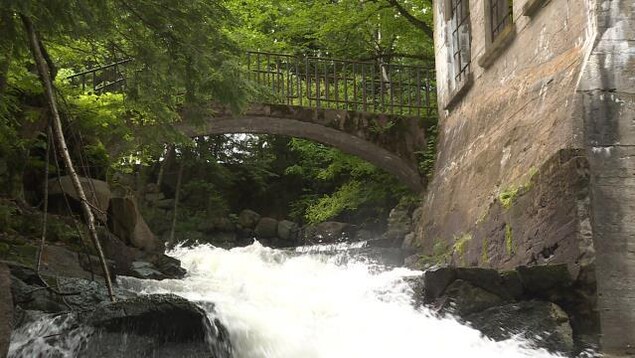 Les ruines du bâtiment avec le point qui enjambe la cascade. Les ruines du bâtiment avec le point qui enjambe la cascade.