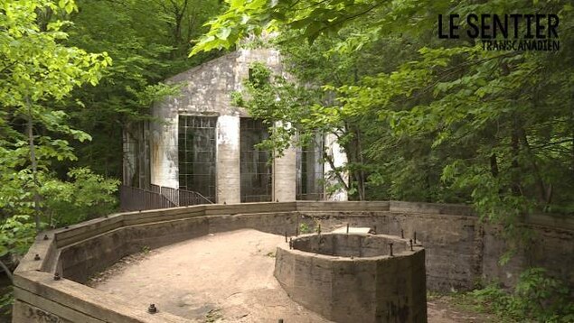 La base de la tour et l'ancien moulin La base de la tour et l'ancien moulin