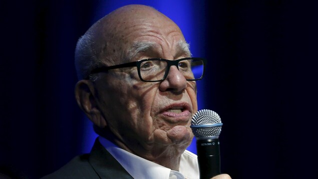 Ruppert Murdoch parle au micro. Ruppert Murdoch parle au micro.