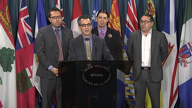 Les députés Don Rusnak, Hunter Tootoo, Robert-Falcon Ouellette et Romeo Saganash lors de leur point de presse.