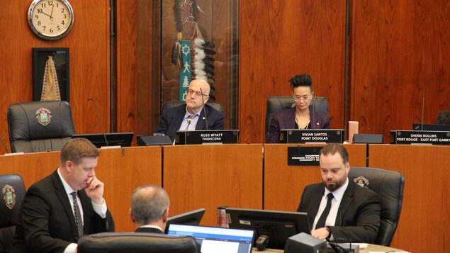 Russ Wyatt écoute la réunion du conseil municipal jeudi
