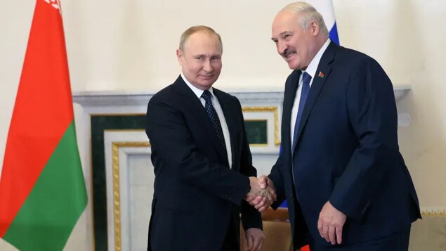 Le président Vladimir Poutine et son homologue Alexandre Loukachenko, du Bélarus, en février 2022. (Photo d'archives)