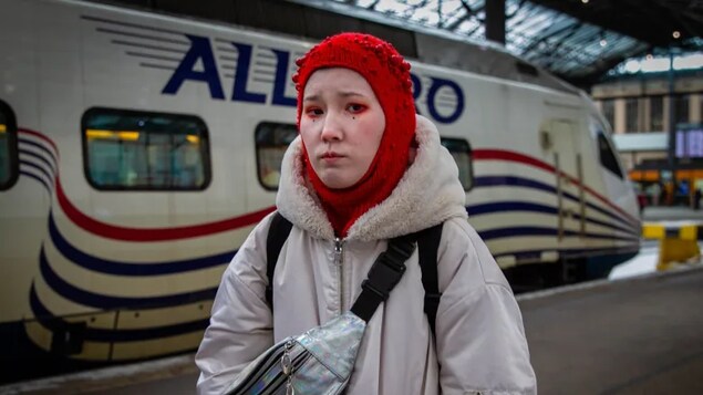 Anxious Russians flee by the hundreds each day into neighbouring Finland - Vimarsana News