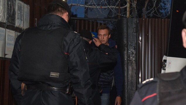 Alexei Navalny est arrêté par plusieurs policiers. Alexei Navalny est arrêté par plusieurs policiers.