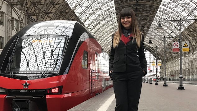 Ioulia Kouri debout à côté de son train.