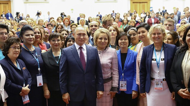 Vladimir Poutine avec un parterre de femmes.