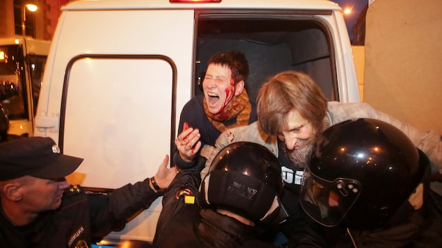 La police a procédé à l'arrestation de manifestants pro-Alexeï Navalny lors d'un rassemblement à Saint-Pétersbourg.