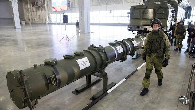 Un soldat russe présente le nouveau système de missile russe 9M729 lors d'une démonstration à Moscou.