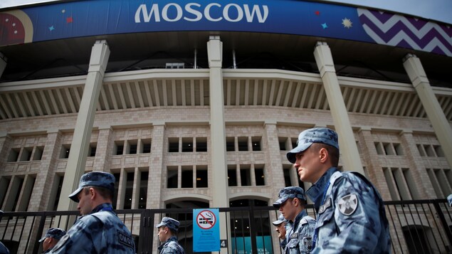 Des policiers devant un stade de Moscou Des policiers devant un stade de Moscou