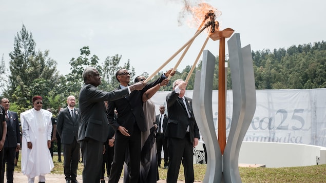 Le président de la Commission de l'Union africaine, Moussa Faki, le président rwandais, Paul Kagame, sa femme Jeannette et le président de la Commission européenne, Jean-Claude Juncker, allument un flambeau au mémorial de Gisozi, à Kigali.