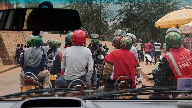 Plusieurs motos-taxis transportent des clients. Plusieurs motos-taxis transportent des clients.