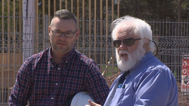 À gauche, Ryan McGuire, chef du projet pour Services publics et approvisionnement Canada, à droite, Irwin Judson, propriétaire Rusty Rover Tours À gauche, Ryan McGuire, chef du projet pour Services publics et approvisionnement Canada, à droite, Irwin Judson, propriétaire Rusty Rover Tours