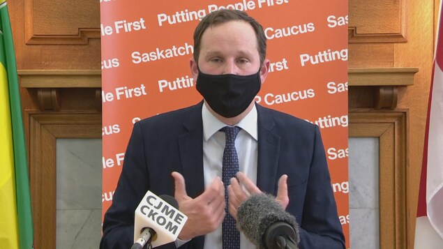 Ryan Meili lors d'une conférence de presse sur la poursuite des mesures restrictives tenue le 12 janvier 2021.
