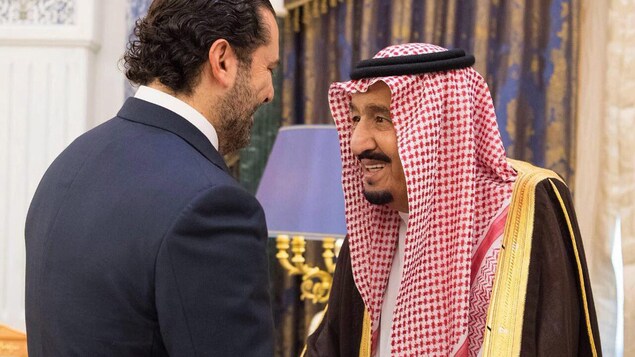 Le roi d'Arabie saoudite serre la main du premier ministre libanais. Le roi d'Arabie saoudite serre la main du premier ministre libanais.