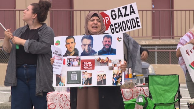 Une femme manifeste.