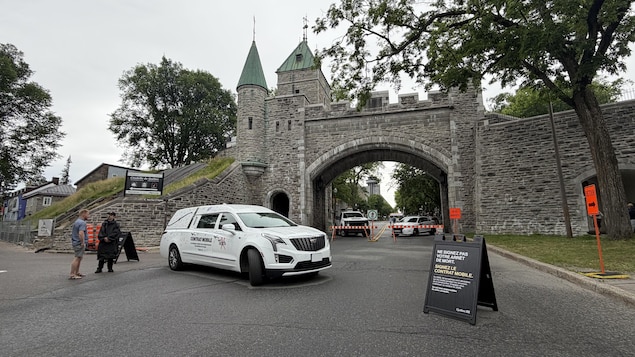 Une voiture devant la porte Saint-Louis à Québec.