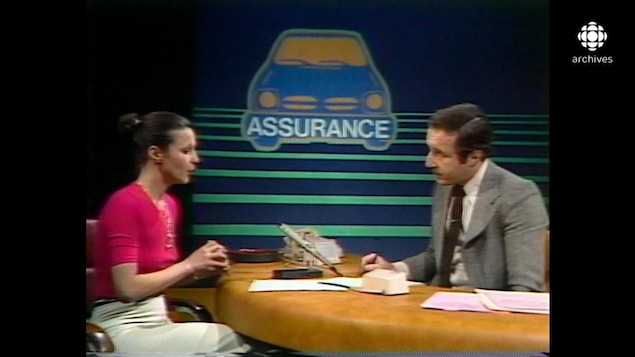 Michèle Viroly discutant au pupitre de présentateur Bernard Derome, avec en arrière-plan une image d'automobile