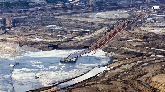 Une exploitation pétrolière près de Fort McMurray.