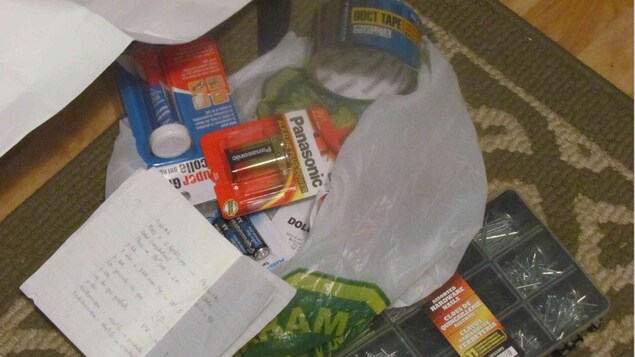 Un sac de plastique du magasin Dollarama qui contient notamment des clous, de la colle, des piles et du ruban adhésif. Un sac de plastique du magasin Dollarama qui contient notamment des clous, de la colle, des piles et du ruban adhésif.
