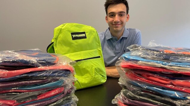 Un étudiant ontarien offre des sacs à dos à 300 enfants sinistrés de Lytton
