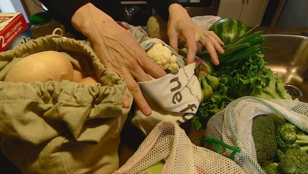 Des fruits et des légumes dans des sacs. Des fruits et des légumes dans des sacs.