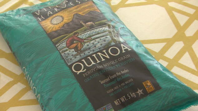 Plan rapproché d'un gros sac turquoise de 5kg de quinoa, qui vient des Andes, de la marque Village Harvest. Plan rapproché d'un gros sac turquoise de 5kg de quinoa, qui vient des Andes, de la marque Village Harvest.