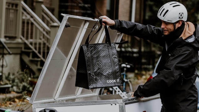 Le sac réutilisable est livré à vélo.