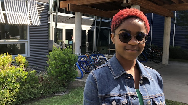 Safi Morisho devant les supports à vélo installés à l'entrée de son école. Safi Morisho devant les supports à vélo installés à l'entrée de son école.