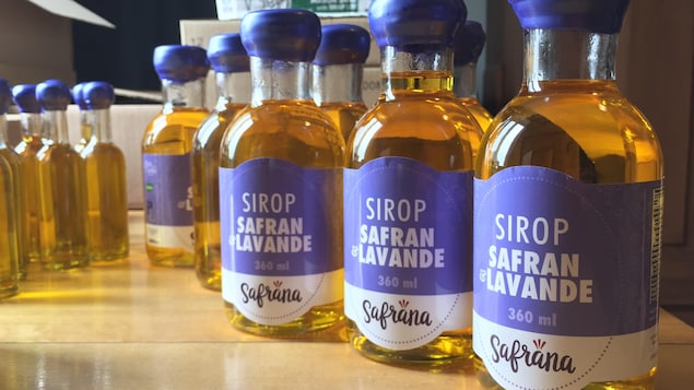 Le sirop de safran et lavande est un nouveau produit de la ferme La poule aux champs de Shawinigan, une safranière biologique. Le sirop de safran et lavande est un nouveau produit de la ferme La poule aux champs de Shawinigan, une safranière biologique.