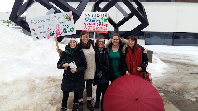 Des étudiantes sages-femmes lors de la grève étudiante pour le climat, le 15 mars 2019. De gauche à droite: Léa Rancourt, Anabel Gravel Chabot, Marylene Dussault , Margaux Cassivi et Alice Berthe.