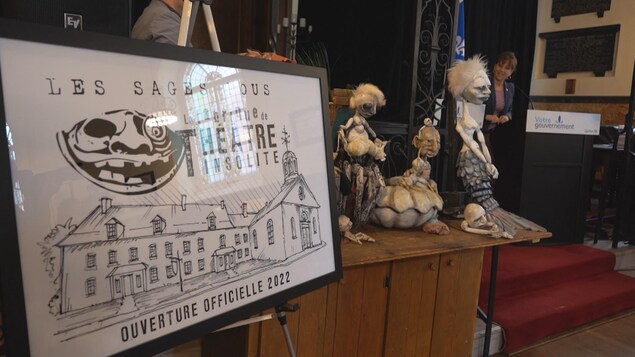 Une affiche de la troupe de théâtre Les Sages fous.