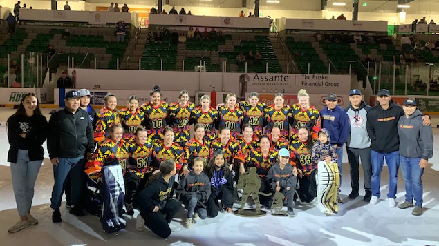Les Sagestrong de Mistawasis, premières championnes de la division féminine du tournoi de hockey autochtone Fred Sasakamoose 'Chief Thunderstick', en mai 2022. 