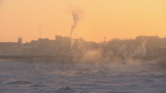 La ville de Saguenay alors qu'il fait très froid.