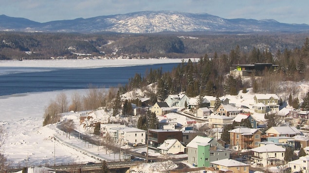 La ville de Chicoutimi et les monts Valin sous la neige.