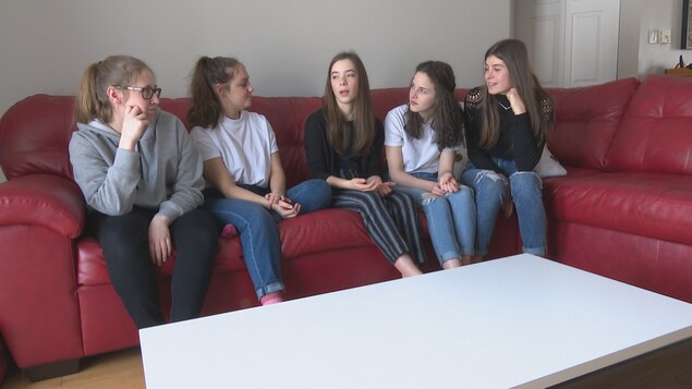 Elles sont assises sur un divan. Elles sont assises sur un divan.