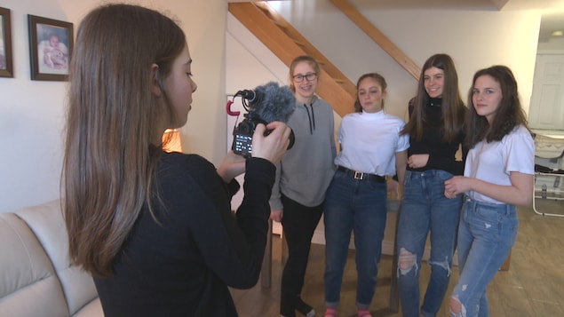 Une dizaine d'adolescentes de Sept-îles ont participé à la réalisation d'un vidéo sur la saine image corporelle