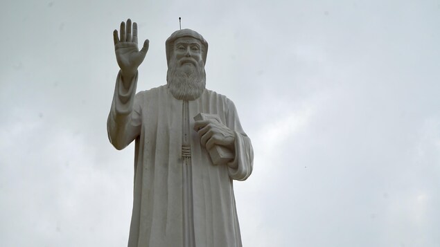 La statue de saint Charbel, au Liban.