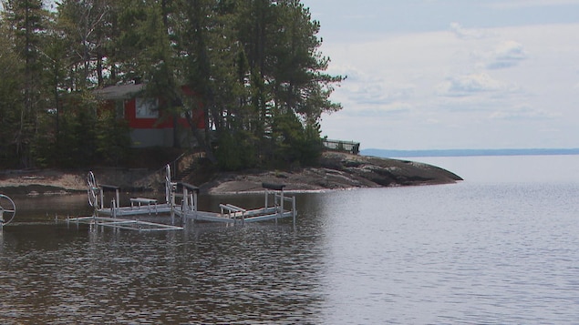 Un quai flottant en partie détruit sur le lac Saint-Jean.
