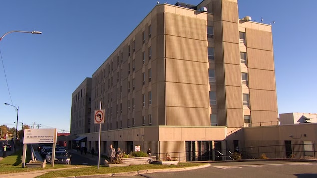 La façade de l'hôpital.